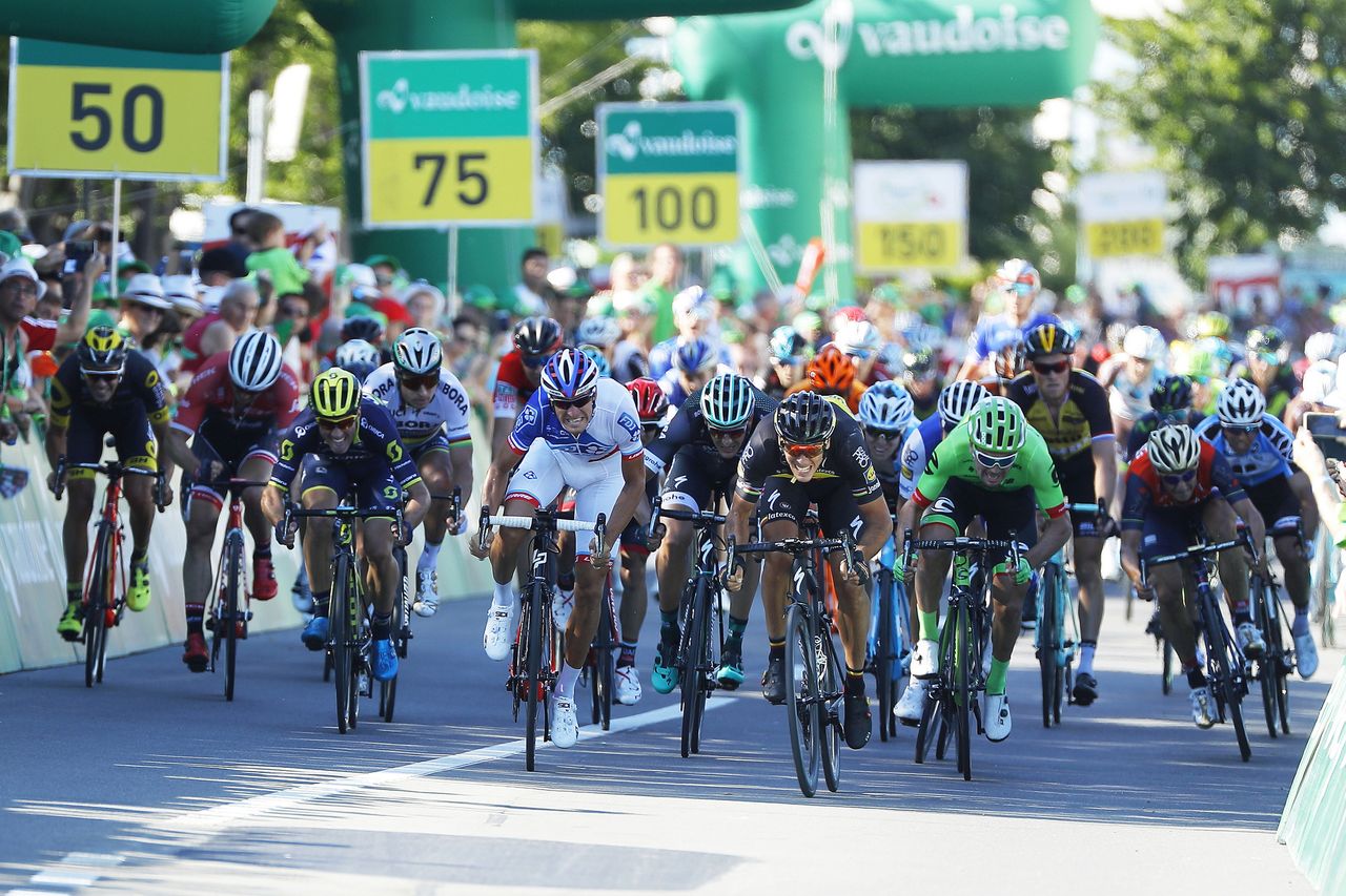 The final sprint on stage 2 of the Tour de Suisse