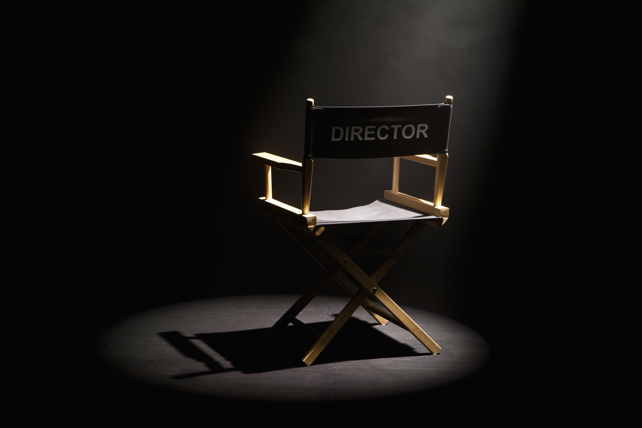 Silla de director negra sobre fondo negro