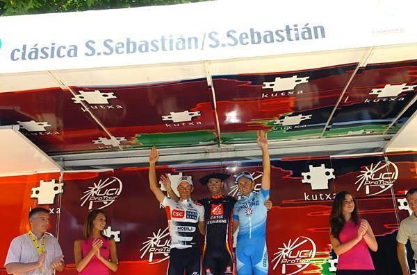 Spaniard Alejandro Valverde (Caisse d'Epargne) on top with Alexandr Kolobnev (CSC-Saxo Bank) and Davide Rebellin (Gerolsteiner) (l &amp; r)