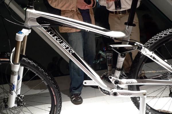 A dropped top tube will provide more standover clearance while the S-shaped down tube delivers more fork crown clearance and room for a water bottle.