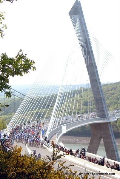 The Tour du Finist&egrave;re peloton on the T&eacute;r&eacute;nez bridge.