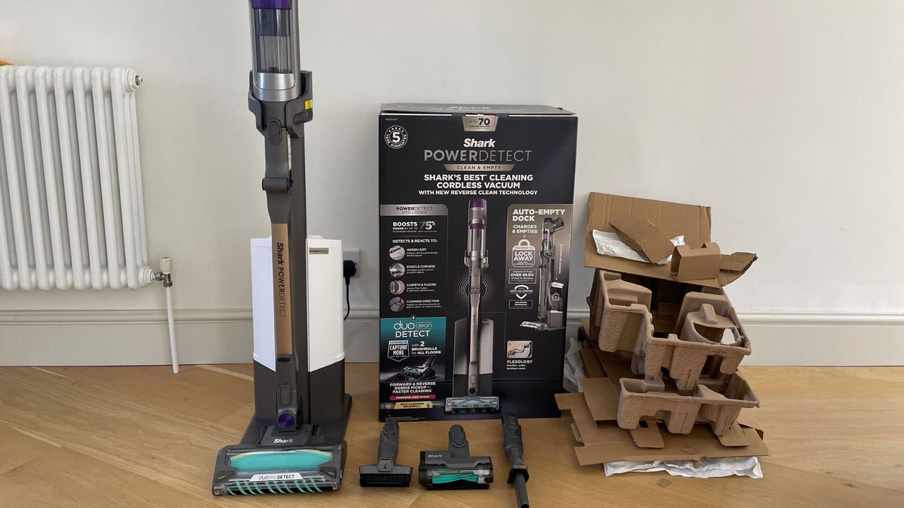 Shark PowerDetect Clean &amp; Empty Cordless Vacuum unboxed