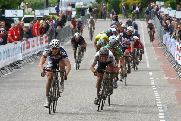Andre Greipel (Lotto Belisol) outsprints rival Mark Cavendish (Sky) for the stage win while Greipel's teammate Greg Henderson has already started celebrating.