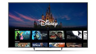 Halaman pendaratan Disney Plus di perangkat TV yang terhubung, menampilkan beberapa konten di bundel Disney