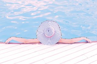 person with hat by pool in Photoshop with magnetic Lasso