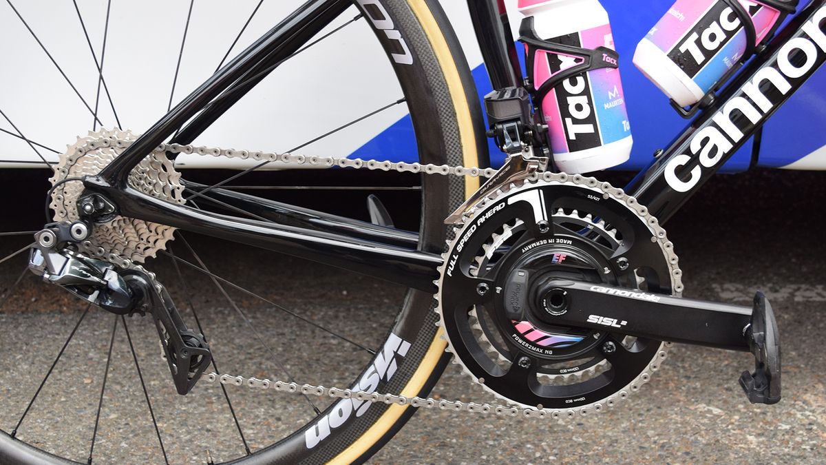 Dura-Ace Di2 is paired with Cannondale's lightweight SISL2 crankset and 53/38 chainrings from FSA