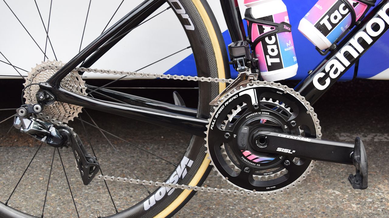 Dura-Ace Di2 is paired with Cannondale's lightweight SISL2 crankset and 53/38 chainrings from FSA