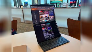 Ein Lenovo Yoga Book 9i auf einem Tisch im Wasserfall-Modus