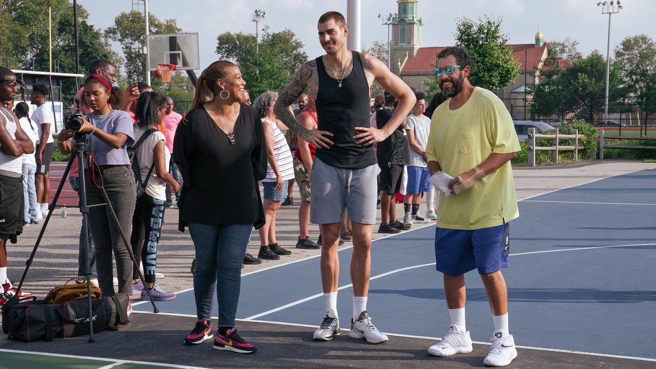 Jordan Hull as Alex Sugerman, Queen Latifah as Teresa Sugerman, Juancho Hernangomez as Bo Cruz and Adam Sandler as Stanley Sugerman in Hustle