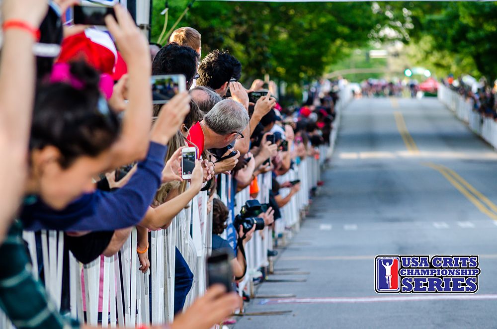 The crowds wait for the sprint