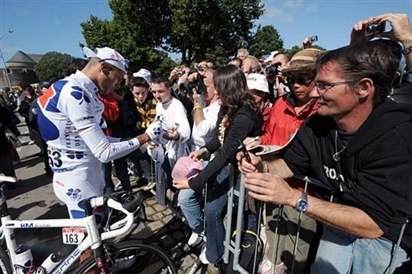 R&eacute;my Di Gregorio (Fran&ccedil;aise des Jeux) signs in for the fans before signing in for the race.