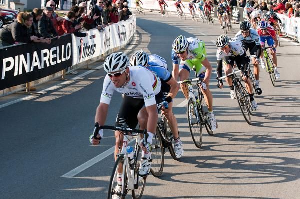Hushovd completes his lead-out just a touch too early, leaving Farrar with a long sprint.