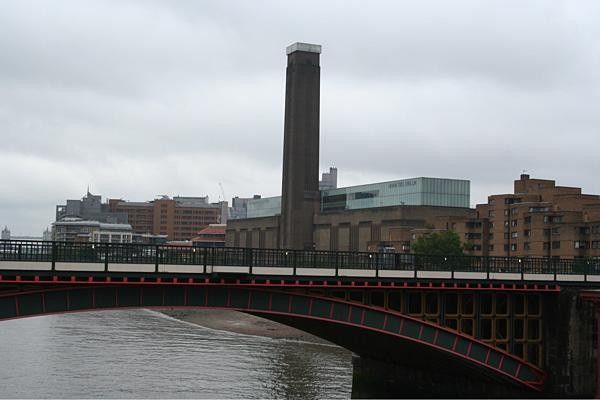 The Tate Modern art gallery, as seen from Blackfriars Bridge.