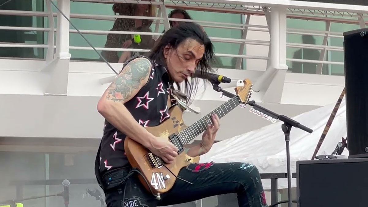 Nuno Bettencourt performs live