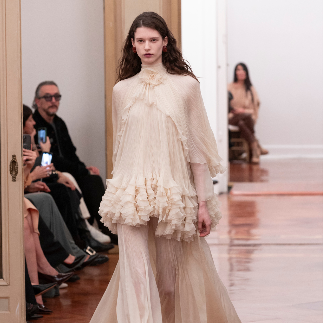 การเดบิวต์ของ Lorenzo Serafini ที่ Alberta Ferretti เป็นมาสเตอร์คลาสในความซับซ้อนของอิตาลี