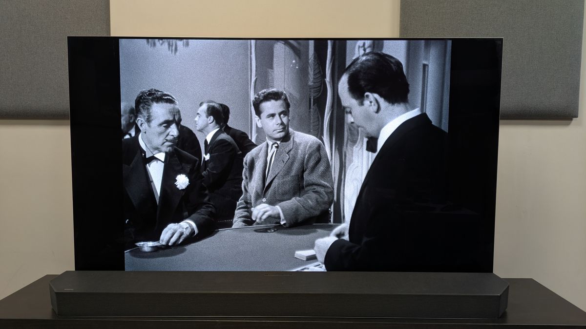 Gilda 4K Blu-ray on LG G5 showing Farrell at a Blackjack table