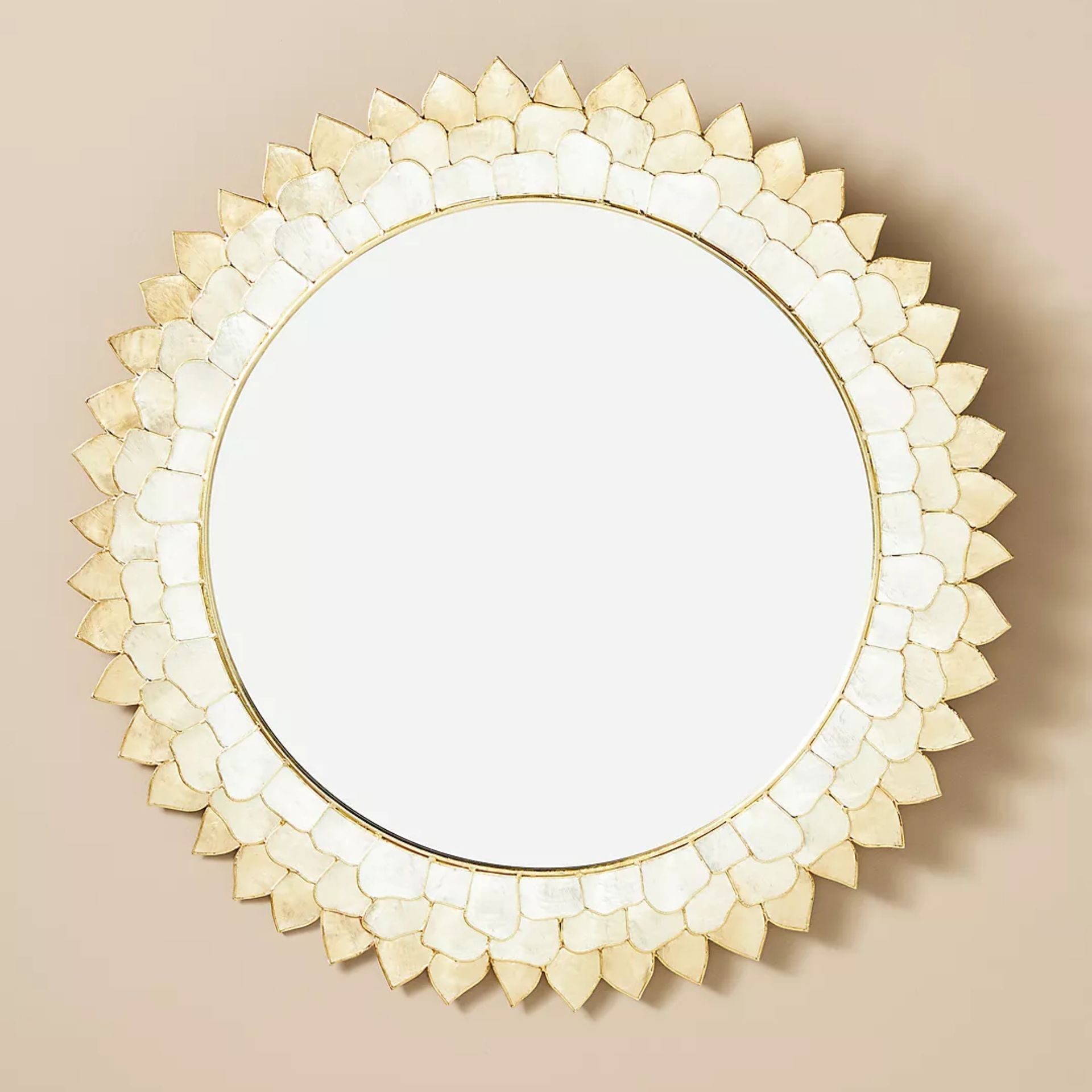 Cermin bundar dengan daun emas dan krim