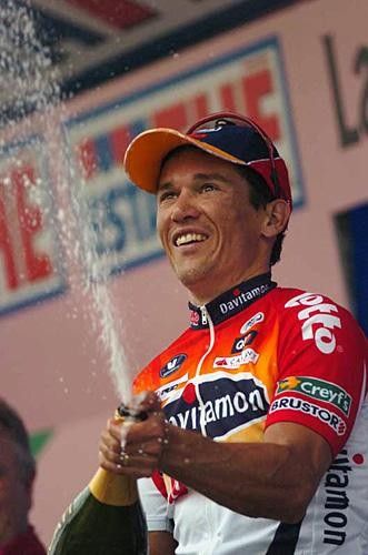 Robbie McEwen (Davitamon-Lotto) lets loose