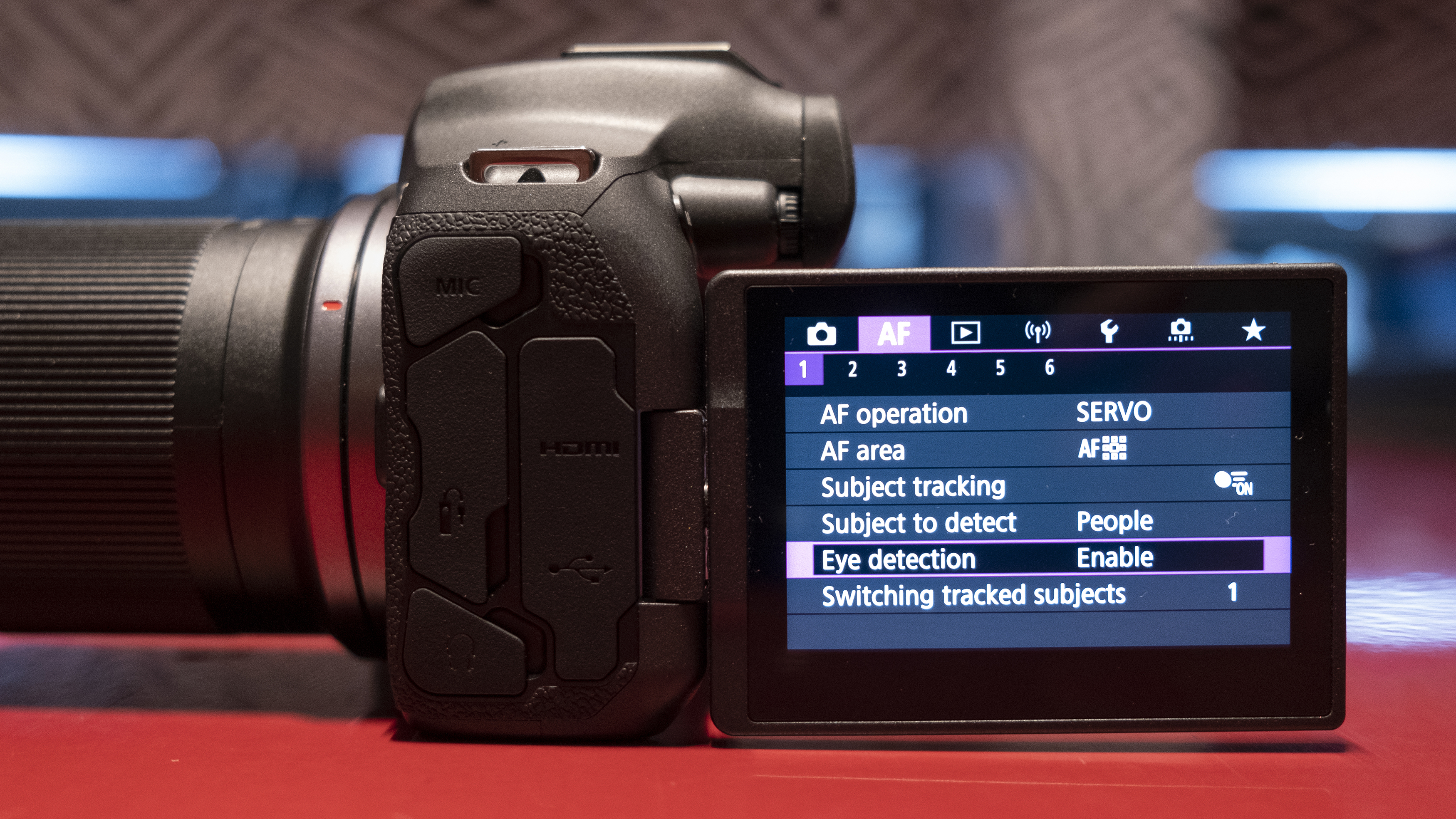 The side-flipping screen of the Canon EOS R7 camera