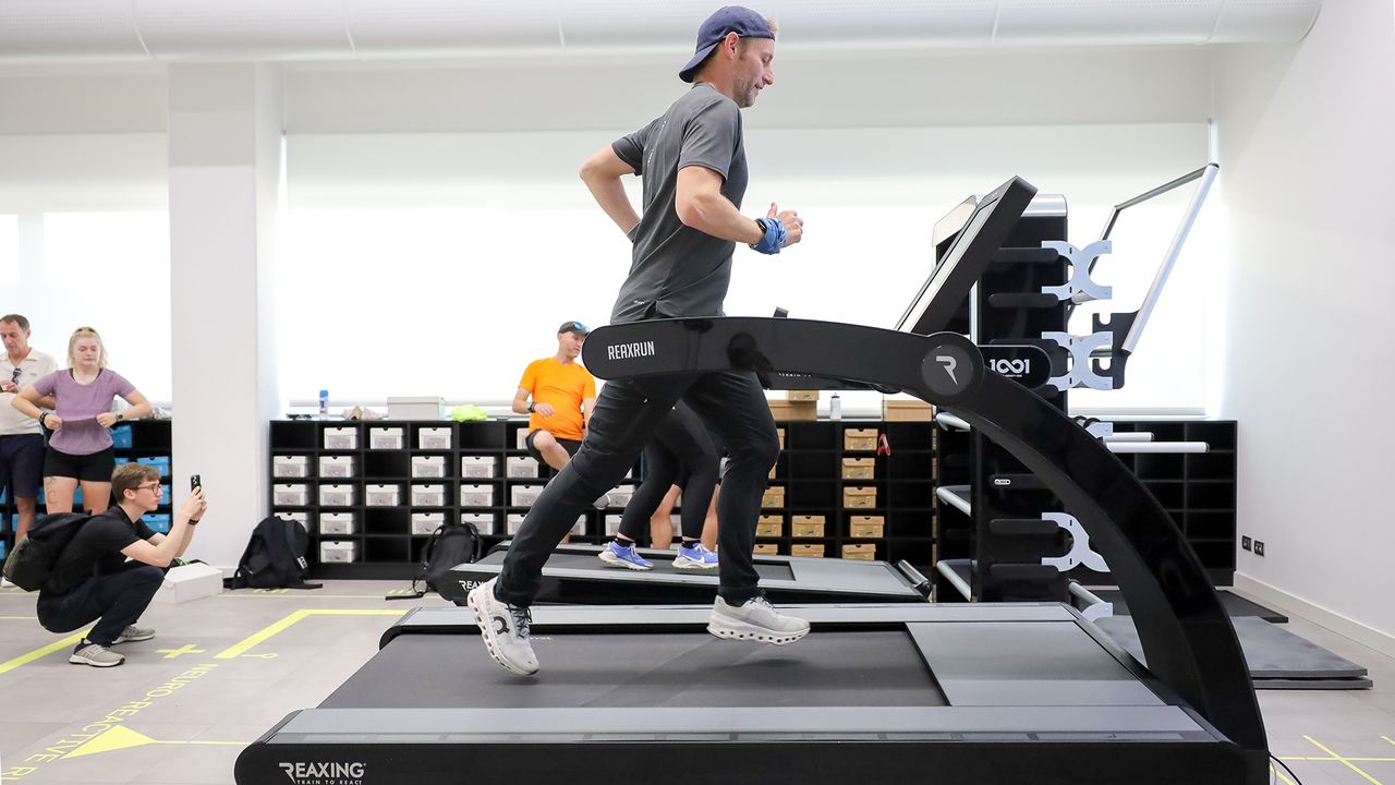 The author running on the world&#039;s first 3D-motion treadmill, the Reaxing Reax Run