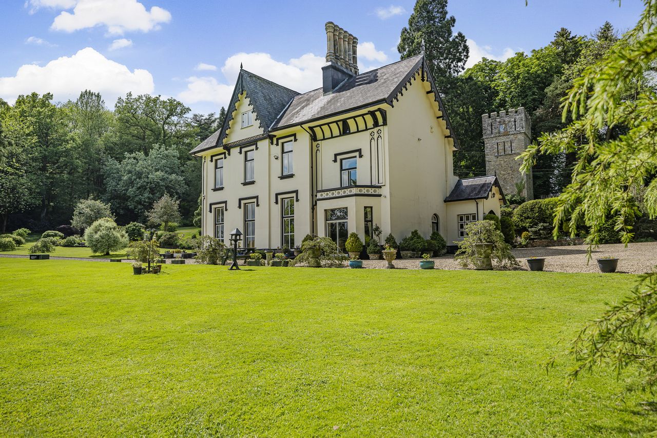 Images of Penybont Hall in Powys, Wales
