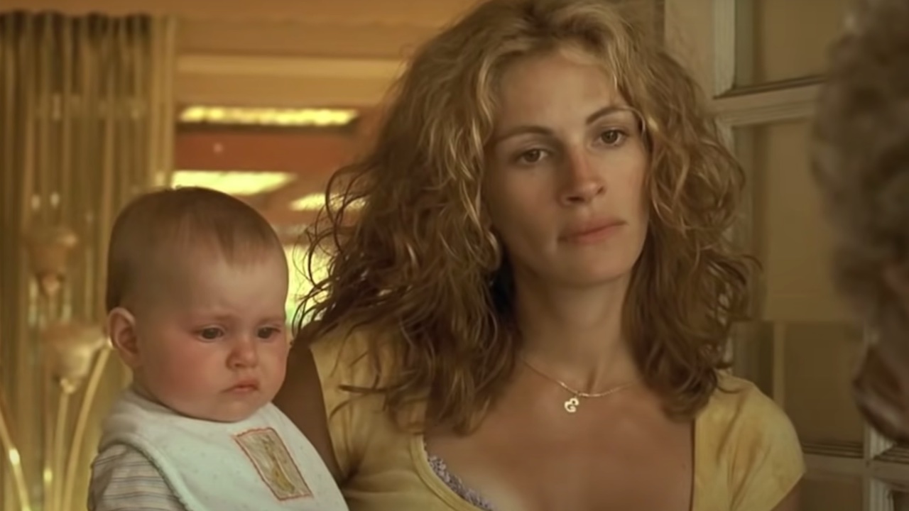 Julia Roberts y su bebé en Erin Brockovich