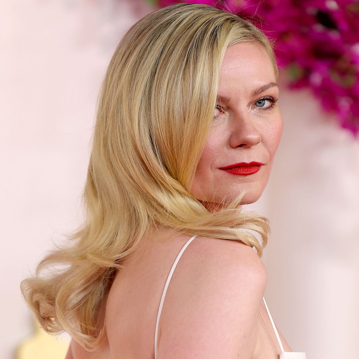 Kirsten Dunst Wore a ’90s Minimalist Dress to the Oscars