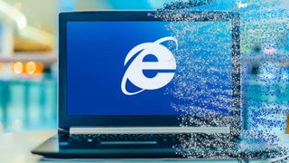 Un ordinateur portable avec le logo d'Internet Explorer sur l'écran qui se désintègre comme dans Avengers.