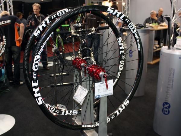 A sub-1000g wheelset weight is impressive for dedicated road hillclimb wheels, let alone AX-Lightness's stunningly feathery Premium MTB tubular models.