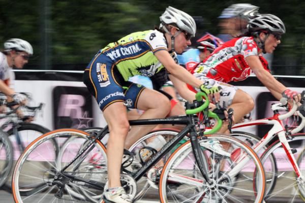 Kendell Dwyer (CRCA/Comedy Central-Sid&rsquo;s Bikes) makes her move in the drizzle.