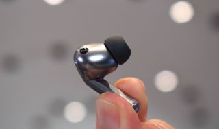 une photo des Galaxy Buds 3 Pro en argent