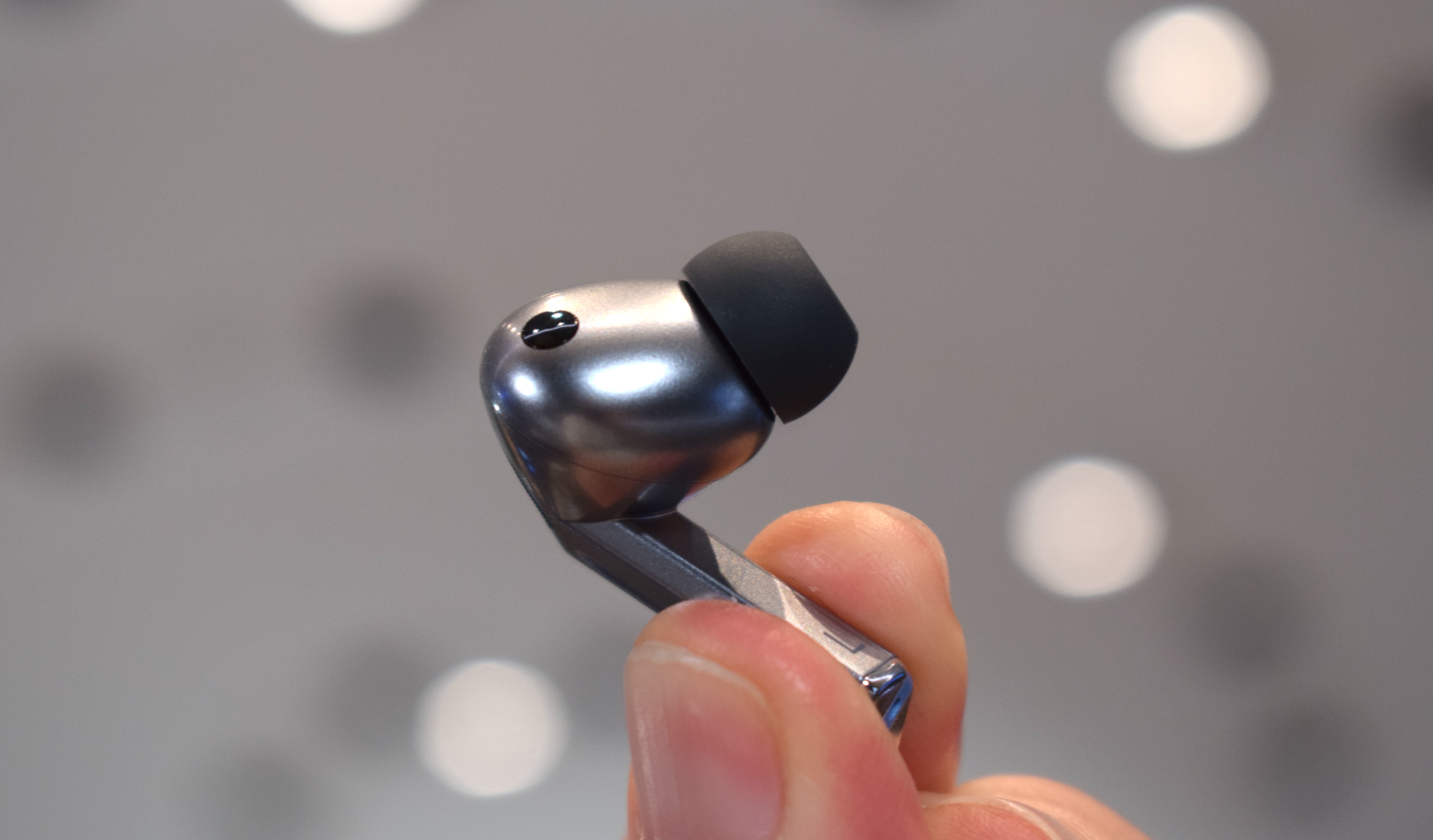 фото Galaxy Buds 3 Pro серебристого цвета