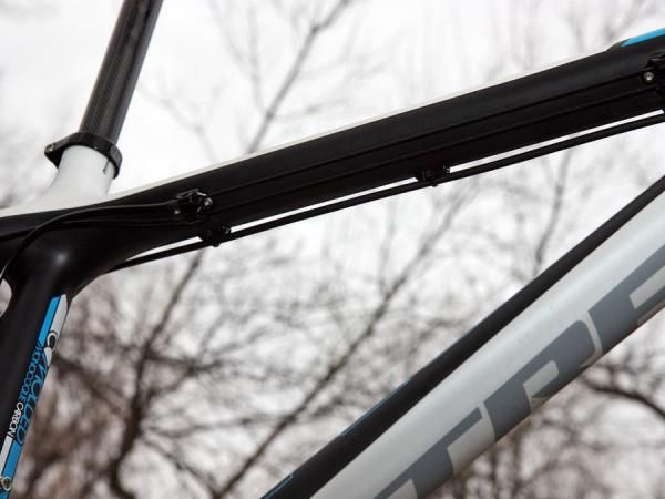 Cables are cleanly routed on the underside of the top tube.