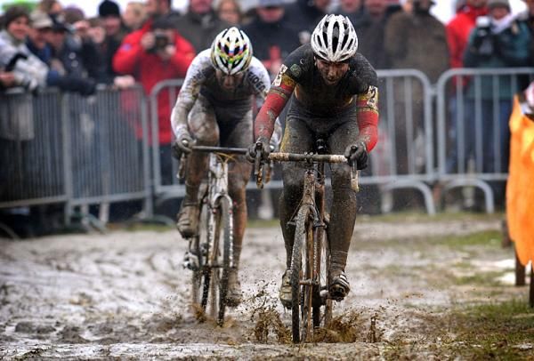 Nys takes the lead on the final lap