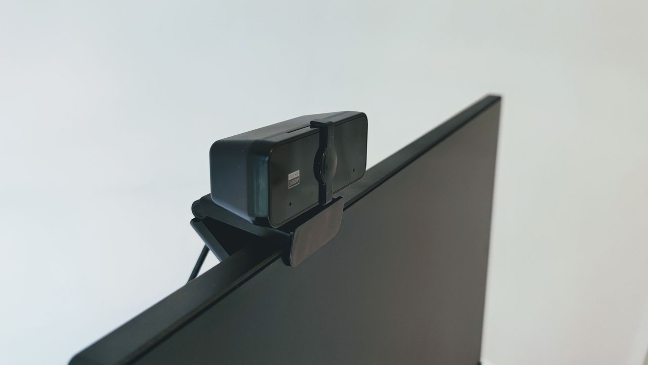 A photograph of the MSI Modern AM241's bundled webcam
