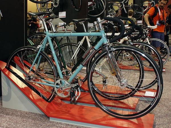 The Jamis Sputnik is billed as a stylish urban commuter with a flip-flip rear hub, Reynolds steel tubing and classic styling.