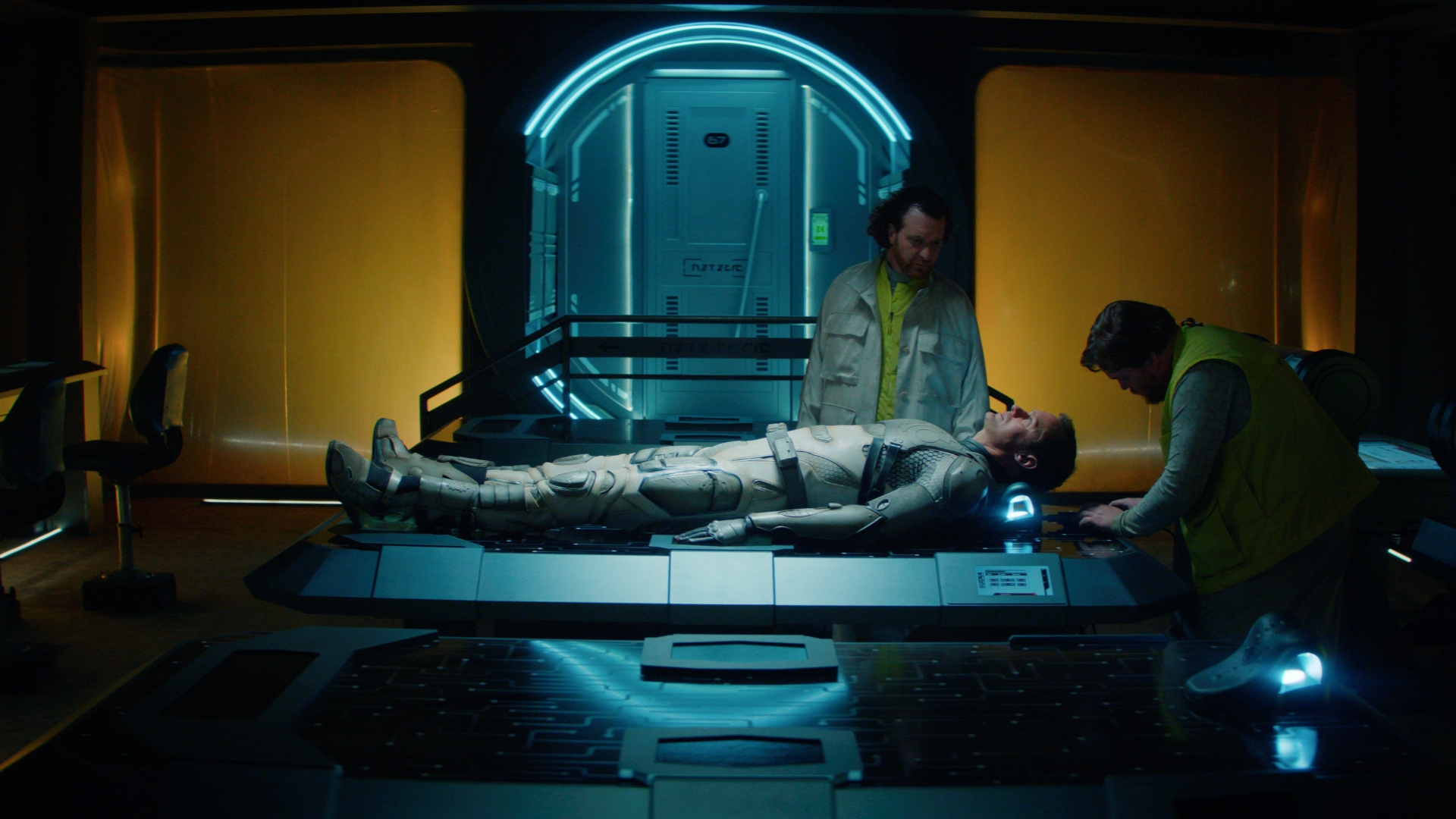 Murderbot se encuentra en una mesa médica en la temporada 1 de Murderbot