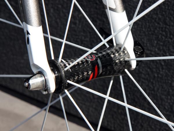 The front hub uses a carbon fiber body and straight-pull bladed stainless steel spokes.