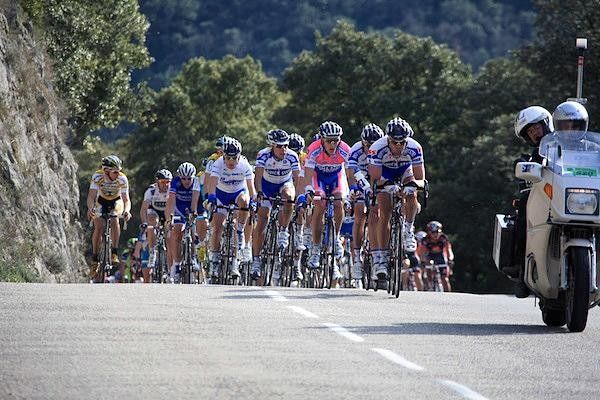 Quick Step stacks the front in defence of the race lead.