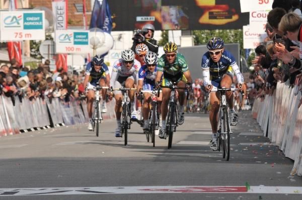 The peloton closes down an attack