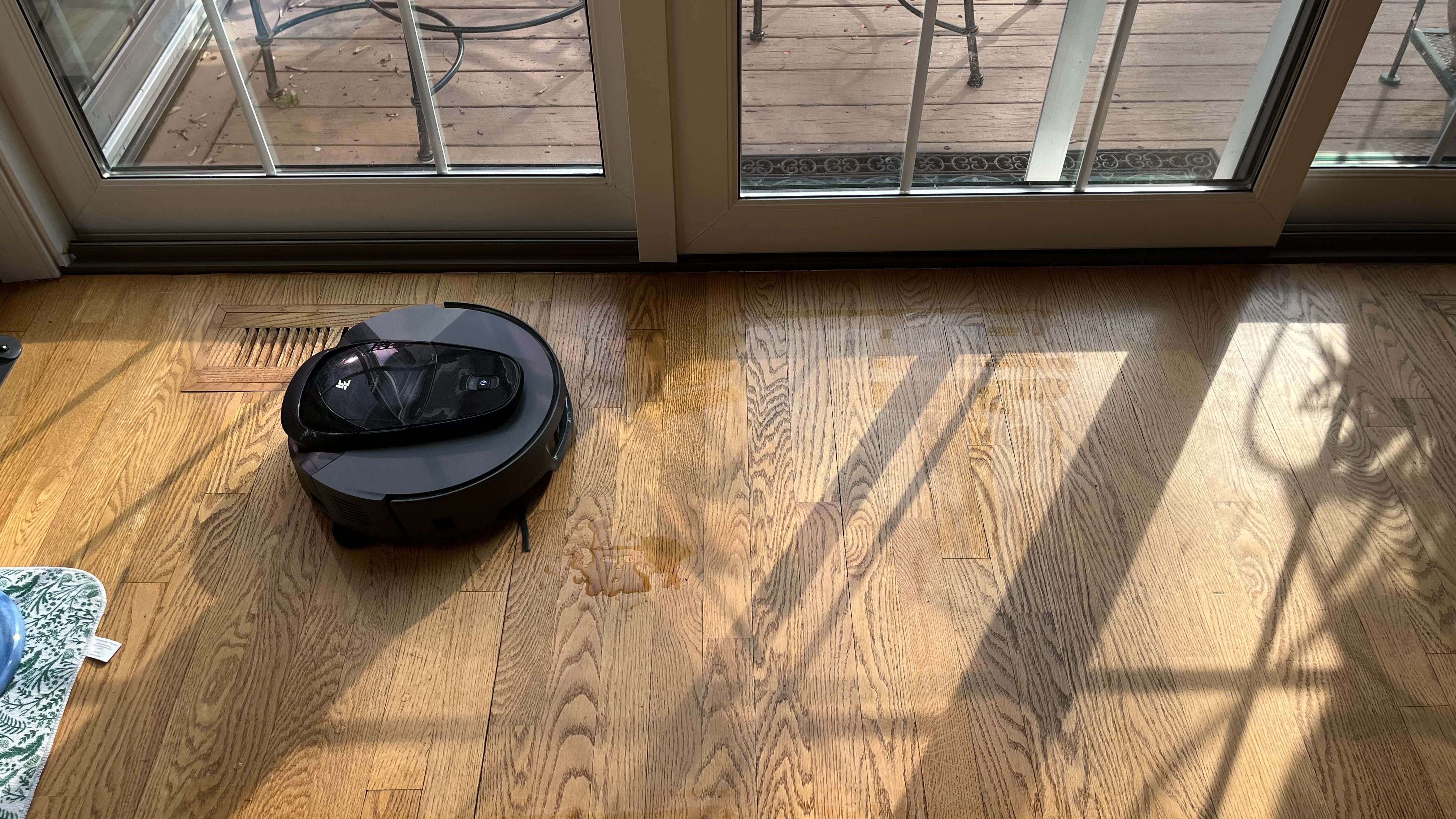 3i G10+ robot vacuum in use
