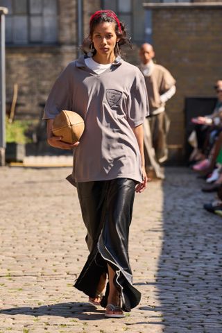 Models auf dem Laufsteg von Deadwood.