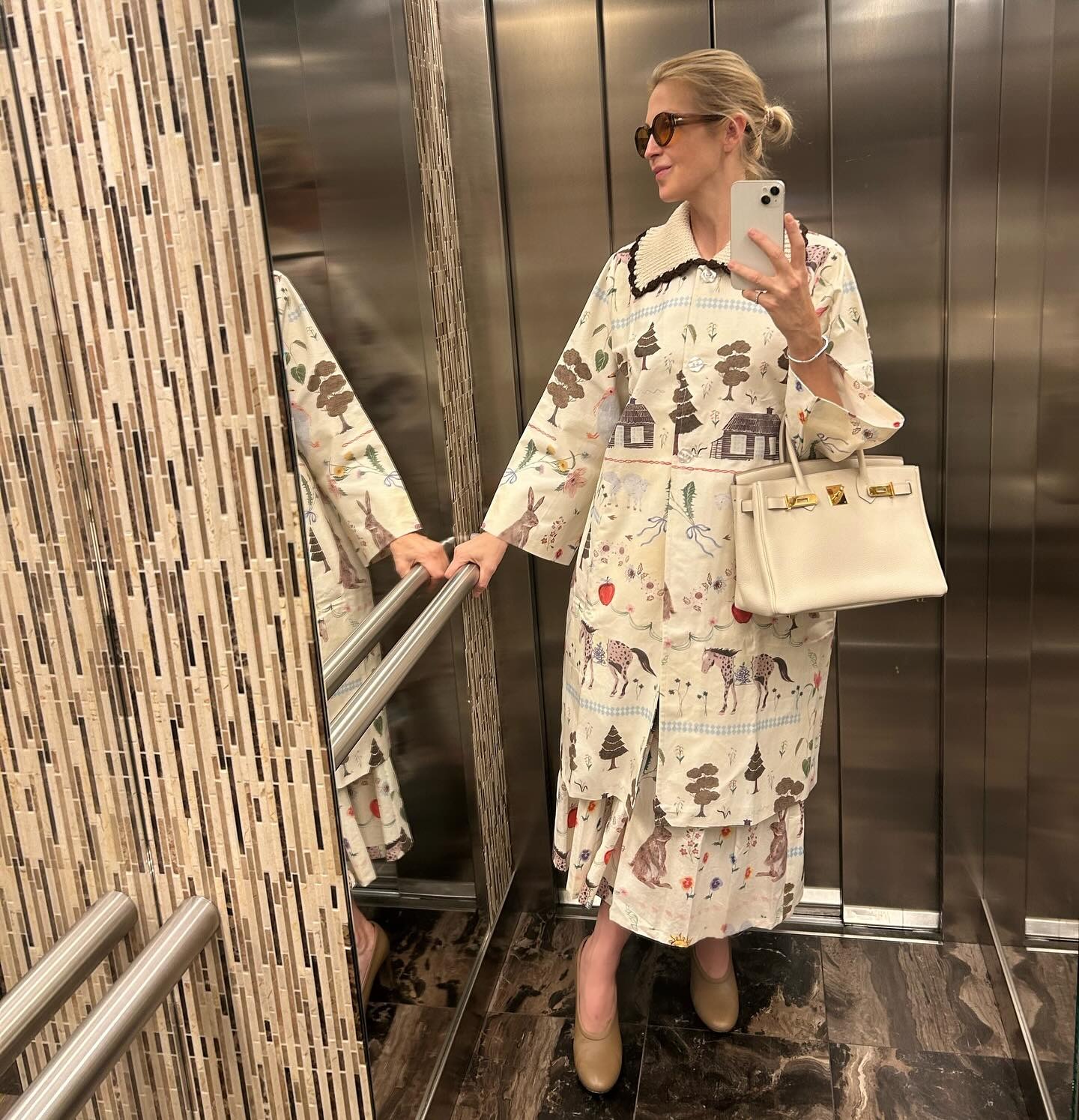 Kelly Rutherford taking an elevator mirror selfie.