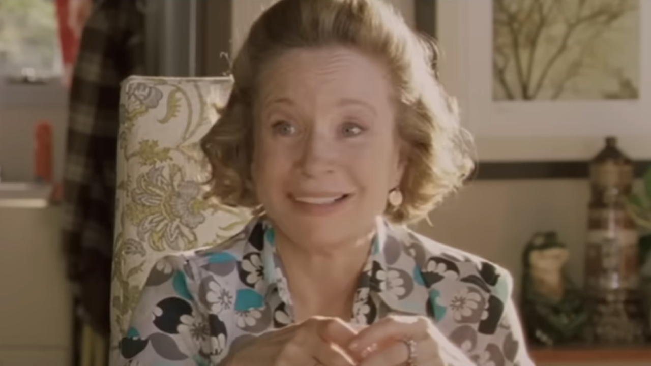 Debra Jo Rupp como la Sra. Kettner sonriendo en She's Out of My League