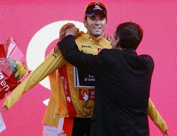 Alejandro Valverde (Caisse d'Epargne) spends another day in gold.