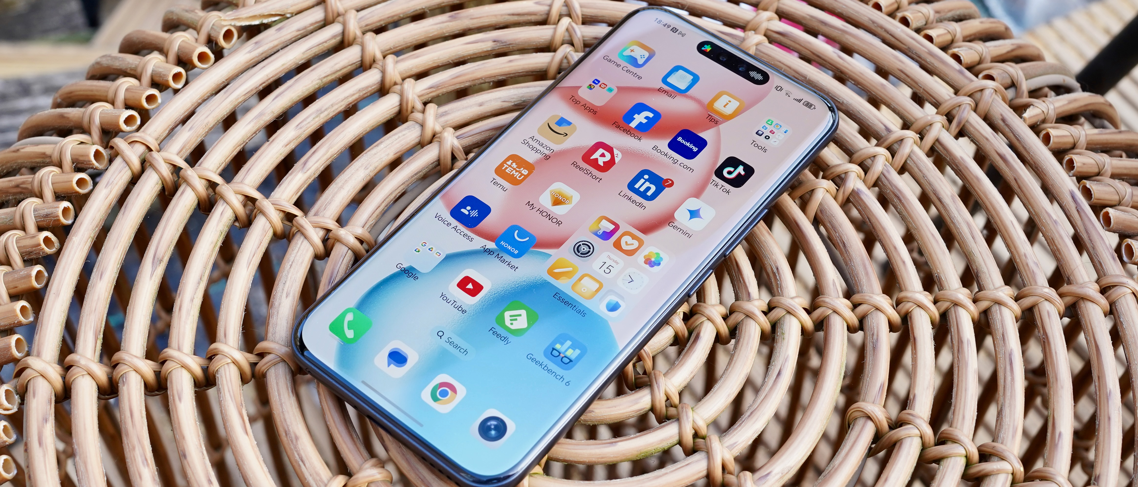Honor 400 Pro on a wicker basket