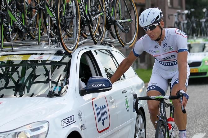 Tom Veelers gets information from the Argos car