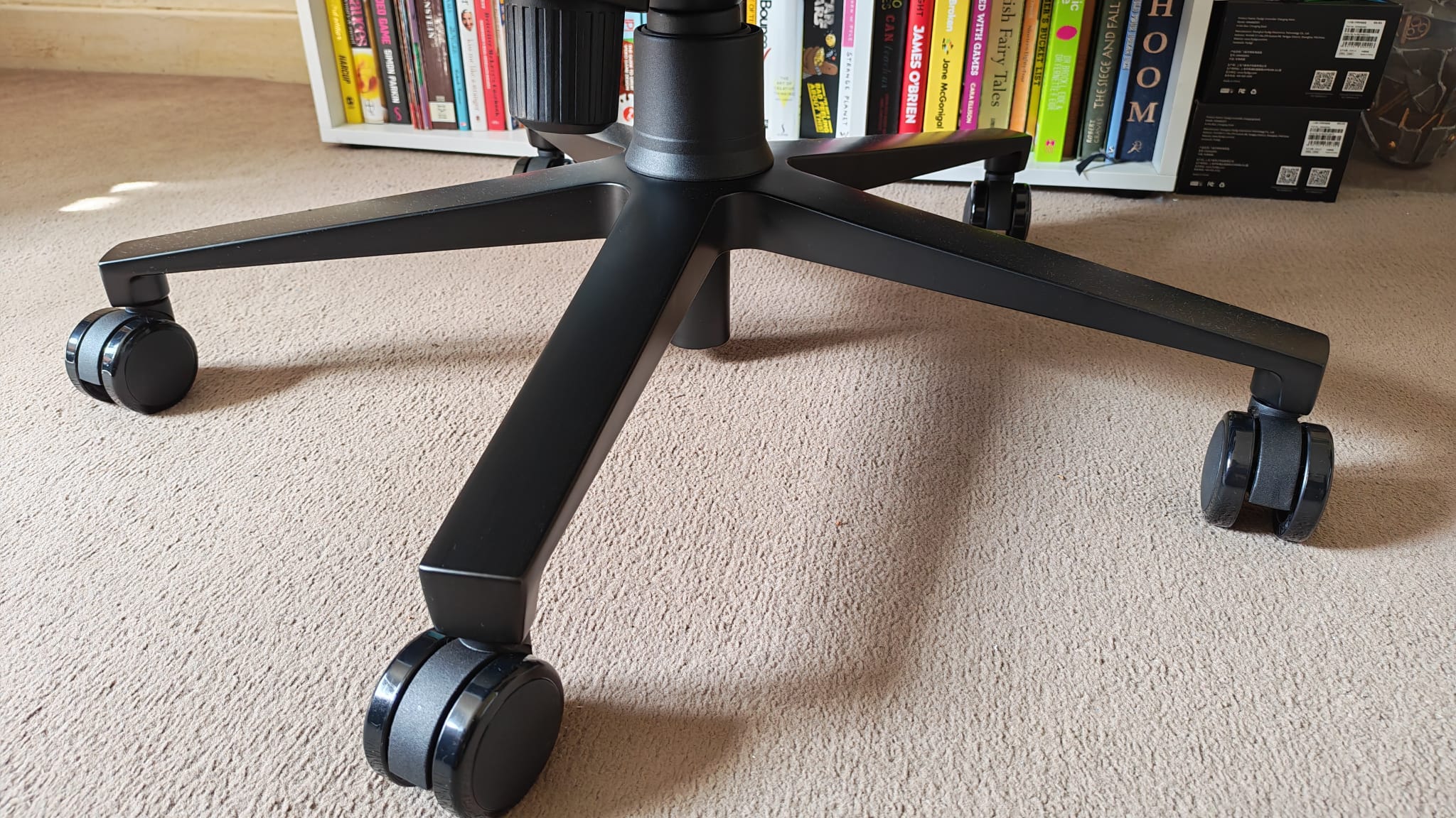 The castors and wheelbase on the Razer Iskur V2 NewGen