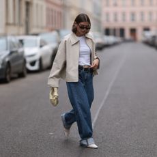 woman wearing a uniqlo t-shirt and jeans - uniqlo sale