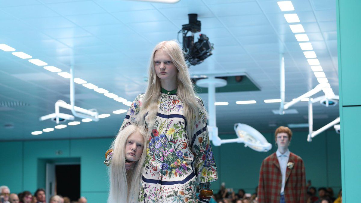 angre gas Risikabel Gucci Fall 2018 Show - Gucci Models Carried Their Heads, Dragons in Milan |  Marie Claire (US)